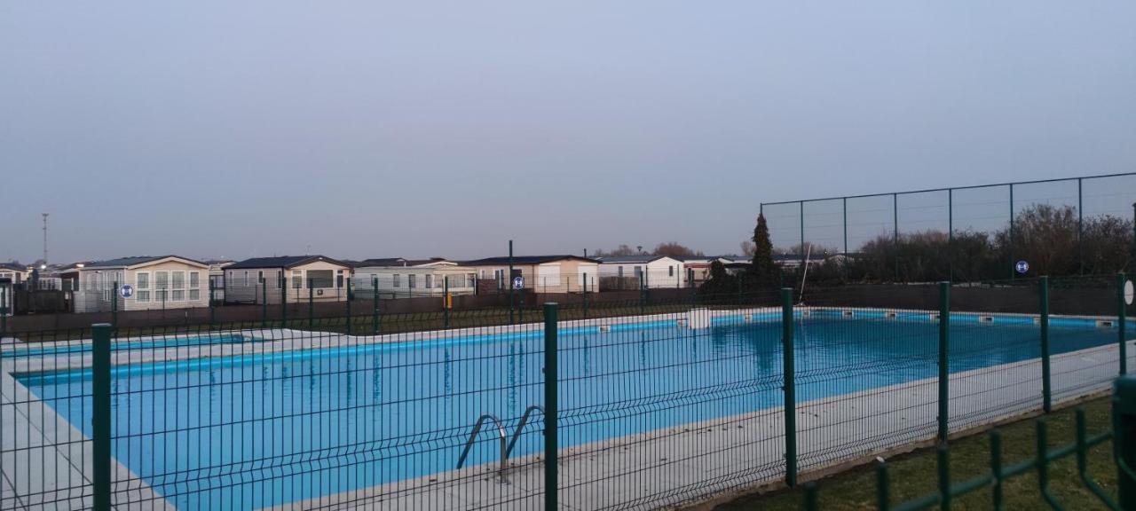 Przytulny Domek Holenderski Z Podgrzewanym Odkrytym Basenem Do Dyspozycji Gosci 데한 외부 사진
